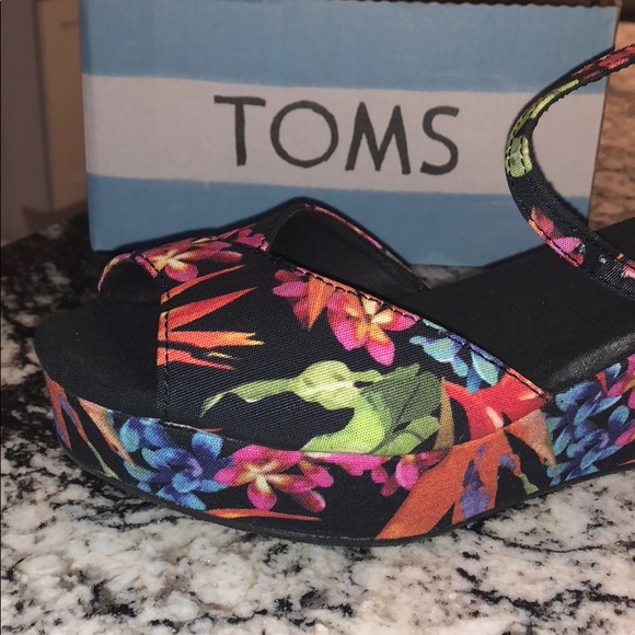 Sandals - Picture 2 of 6